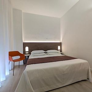 Camera piccola con letto king size